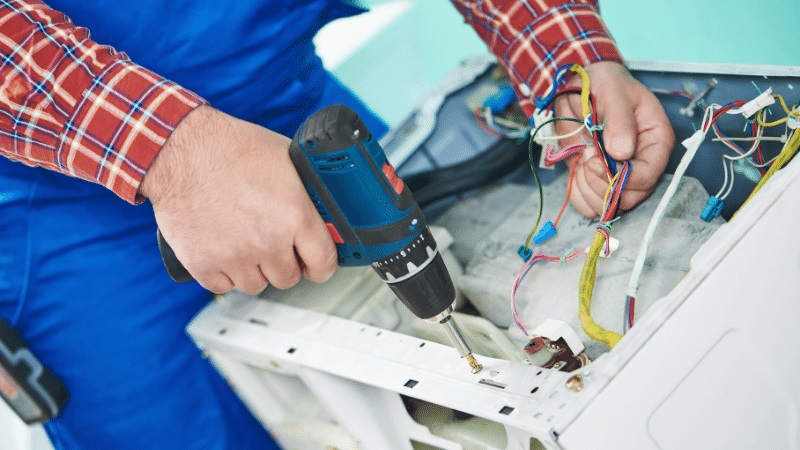 Güzelbahçe Ariston Ariston çamaşır makinesi kart tamiri – Su almama arızası orijinal parça ile giderildi. - Teknik servis örneği